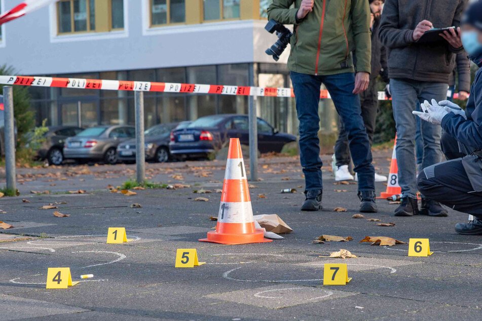 Ermittler der Polizei sicherten am Tatort am Kölner Rochusplatz die Spuren, nachdem dort ein junger Mann (25) tödlich verletzt worden war.