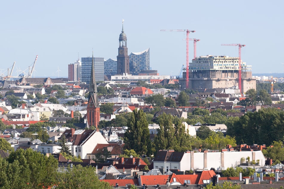 Das Stadtpanorama von Hamburg. Am Samstag stieg die Corona-Inzidenz in der Hansestadt auf 932,5. (Symbolfoto)