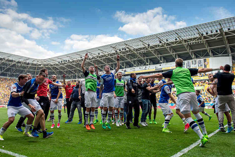 Ausgelassen tanzten die Spieler des DSC nach dem Saisonfinale über den Platz.