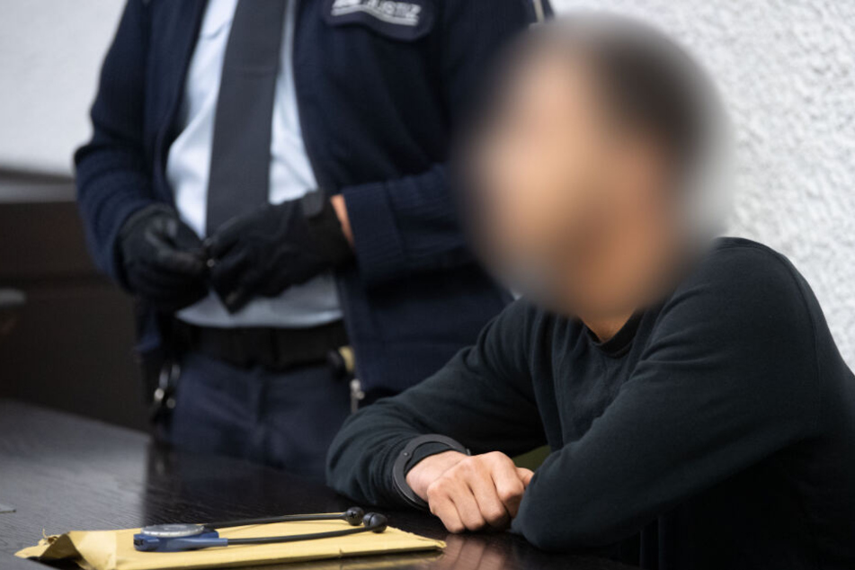 Dem 26-jährigen Angeklagten werden Verbindungen zur Terrormiliz Islamischer Staat (IS) nachgesagt.