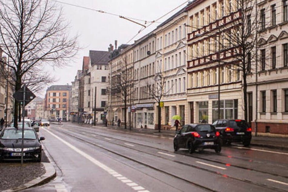 Leipzig: Sturzbetrunkener Radfahrer gerät in Tram-Gleise und stürzt schwer