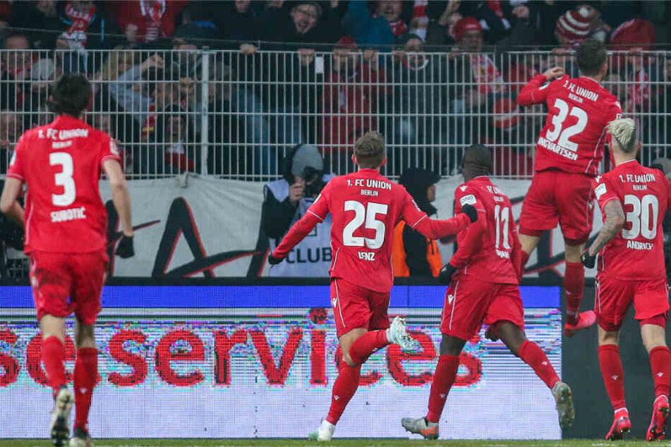 Berlins Marcus Ingvartsen (2.v.r) jubelt mit Luftsprung nach seinem 2:0 Treffer mit Vorlagengeber Robert Andrich (r) und Teamkollegen Anthony Ujah (3.v.r) und Christopher Lenz (2.v.l).