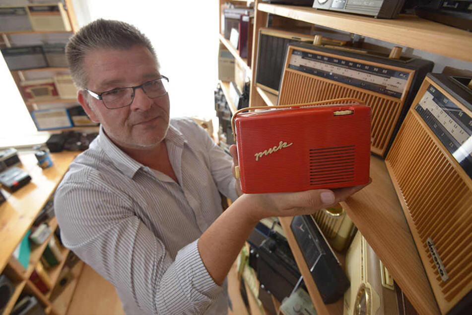 Ingo Pötschke (53) mit einem Puck-Radio aus seiner privaten Sammlung.