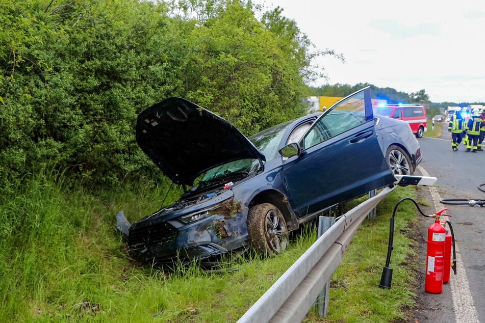 Auf der A13 kam ein 23-jähriger Fahrer von der Straße ab und krachte in die Leitplanke.