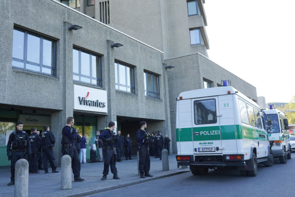 Einsatzkräfte der Polizei sichern den Eingang zum Vivantes-Klinikum Am Urban.