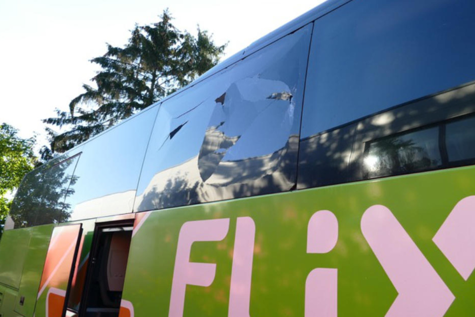 Die schwere Eisenkette hinterließ ein zerstörtes Fenster an dem Bus.