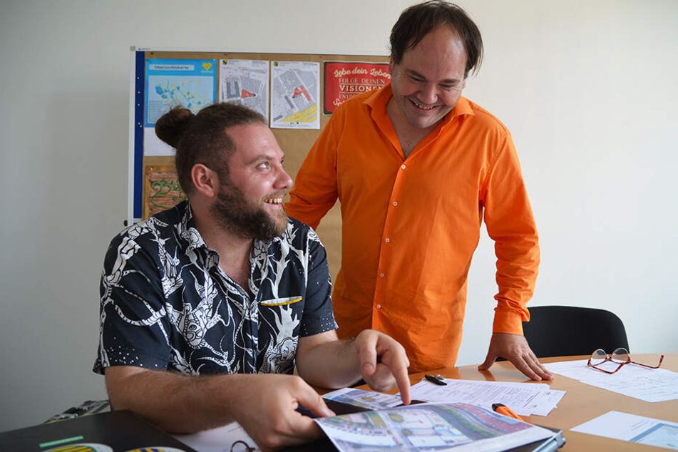 Chris Dietrich (35) und Raphael Steinbock (48) bei den letzten Vorbereitungen für das Chemnitzer Bürgerfest.