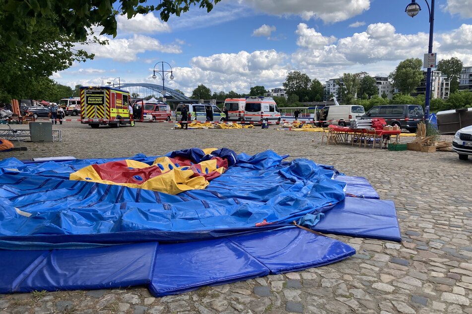 Die Polizei hat Teile der Hüpfburg geborgen, um den Unfallgrund weiterhin zu untersuchen.