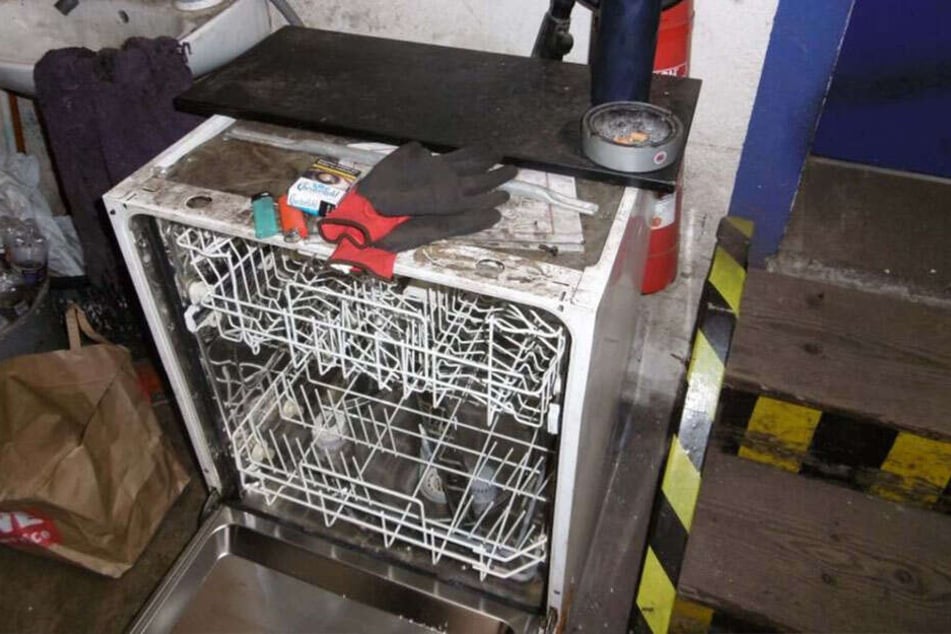 In einer angrenzenden Autowerkstatt wurde gespült - inklusive Kippen, Bauhandschuhen und Müll.