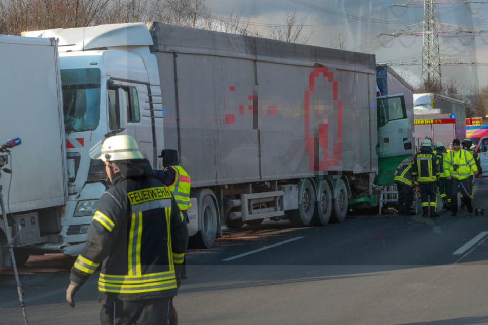 Der Unfall verzögert den stauenden Verkehr um etwa eine Stunde.