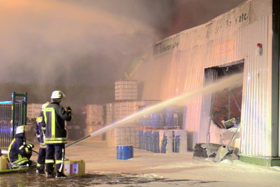 Bei Eintreffen der Feuerwehr brannte eine Chemiefirma in voller Ausdehnung.
