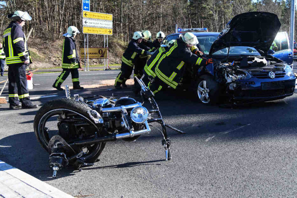 Beide Fahrzeuge erlitten Totalschaden.