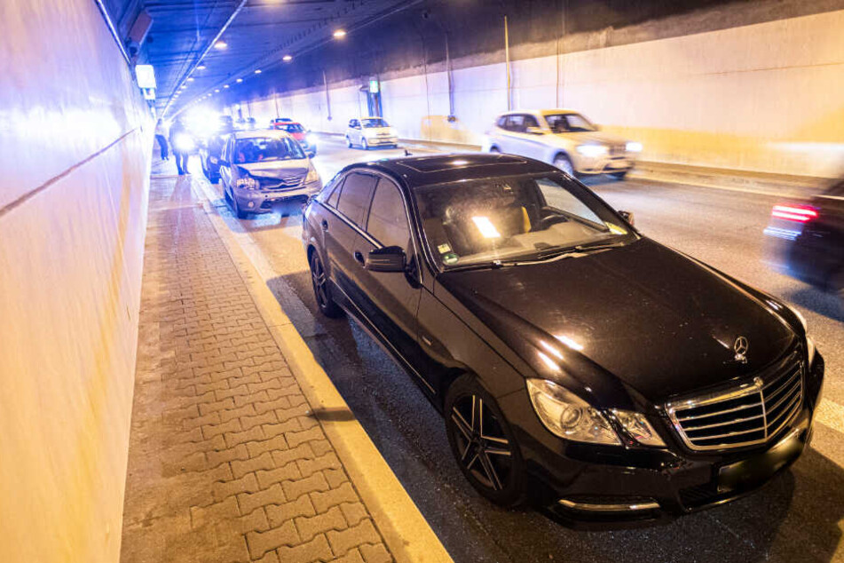 Auf der linken Spur kam es zu einem Auffahrunfall zwischen drei Autos.