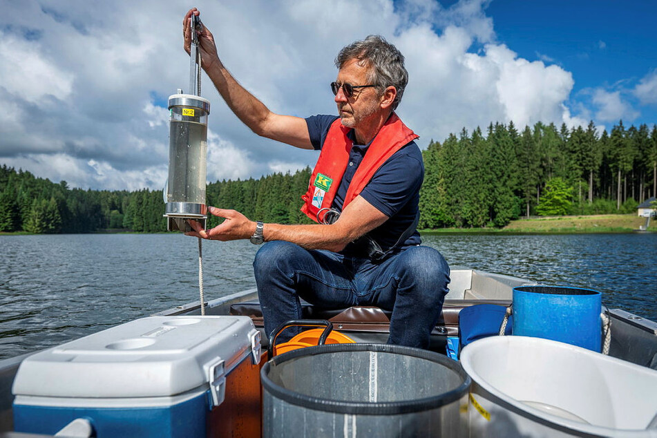 Bernd Schröter, Chef-Qualitätsüberprüfer bei der Landestalsperrenverwaltung, entnimmt mit einem Wasserschöpfer eine Wasserprobe aus der Talsperre Neunzehnhain. Aller zwei bis drei Wochen werden alle 23 Trinkwassertalsperren im Freistaat beprobt.