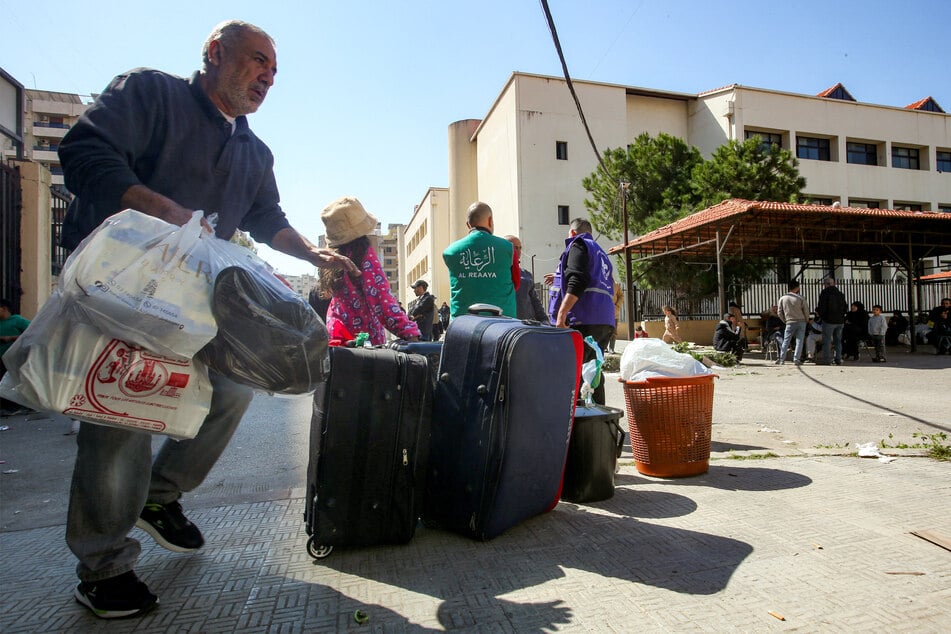Zahlreiche Menschen fliehen aus dem Libanon.
