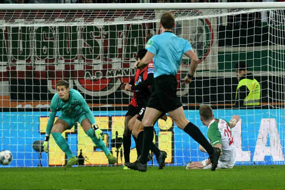 André Hahn trifft zum 3:0. Dennis Smarsch (l.) kann den Treffer nicht verhindern.