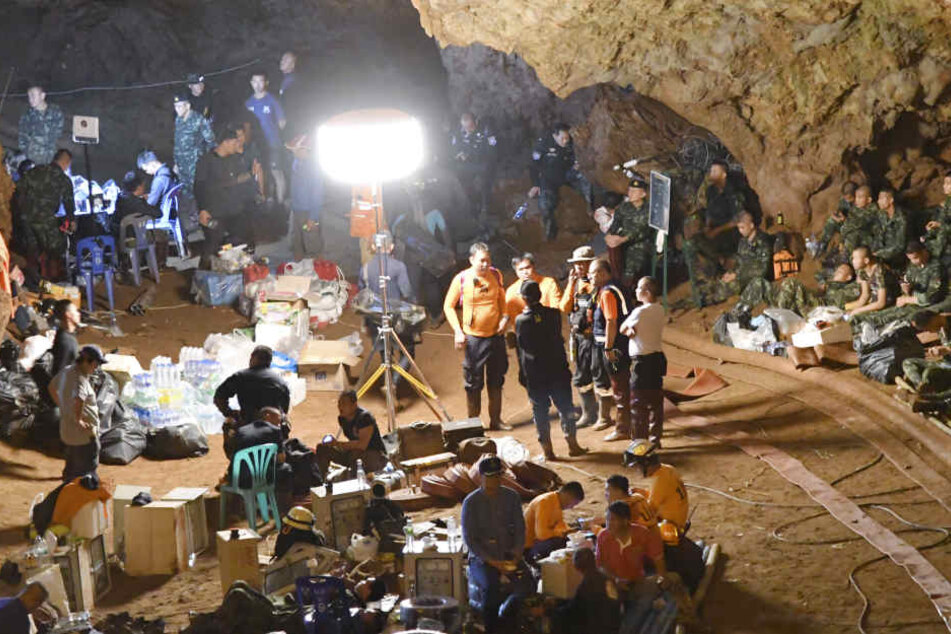Suchmannschaften und Einsatzkräfte arbeiten an der Höhle, in der eine Gruppe Jugendfußballer und ihre Trainer gefangen waren.