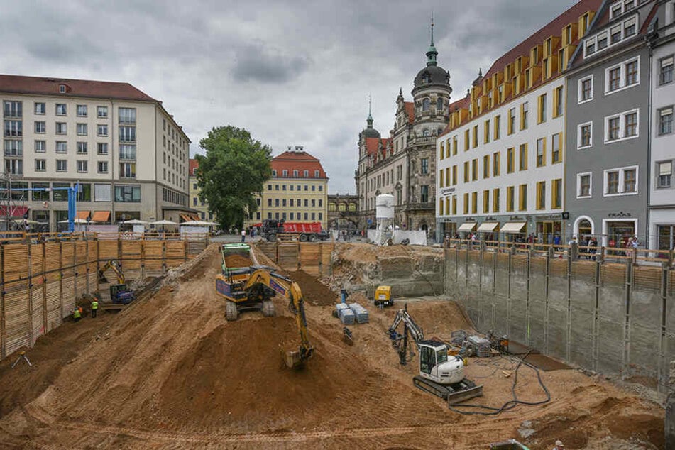 Die Abbruchstelle, dahinter Taschenbergpalais (Mitte) und Residenzschloss (rechts).
