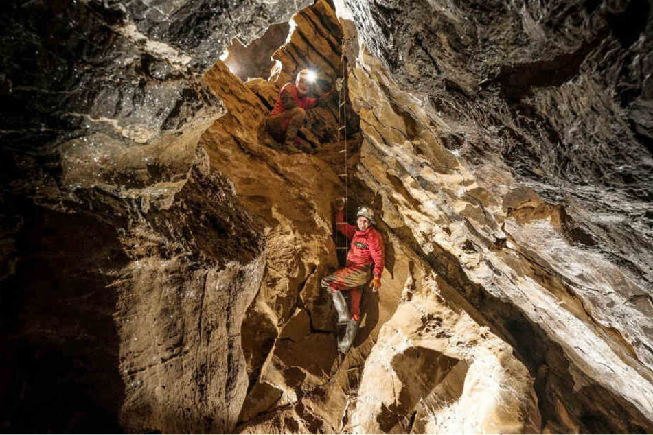 Forscher Erkunden das Innere der Windloch-Höhle.
