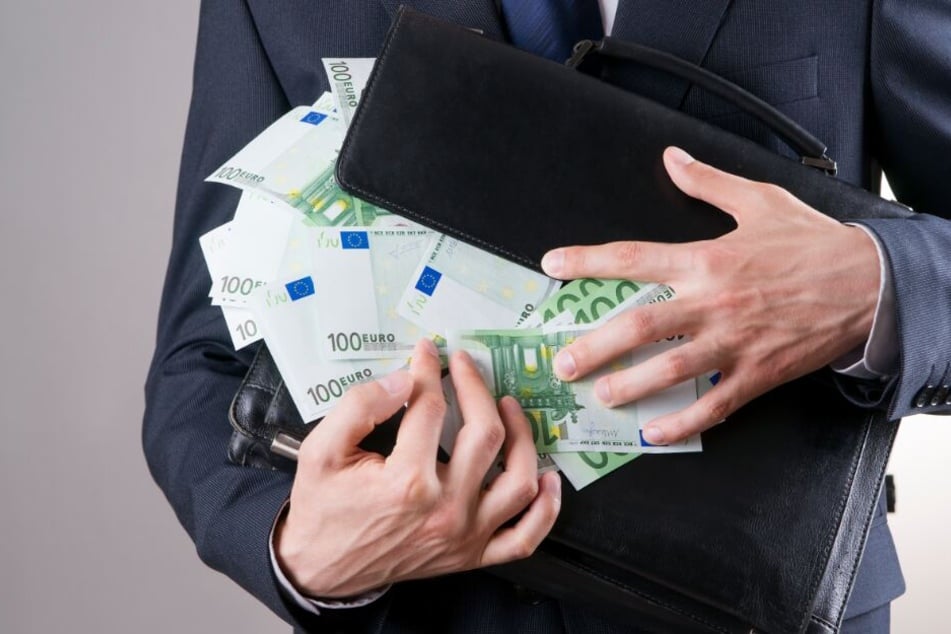 Der Angeklagte (50) soll 400.000 Euro seiner Nachbarin unterschlagen haben (Symbolbild).