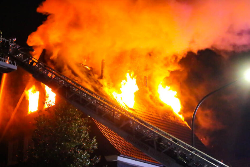 Als die Feuerwehr eintraf, brannte das Dach bereits lichterloh.