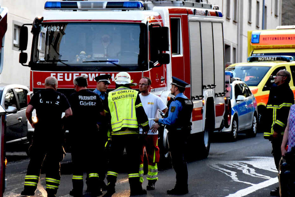Feuerwehr und Polizei ermitteln zum Hergang des Unglücks.