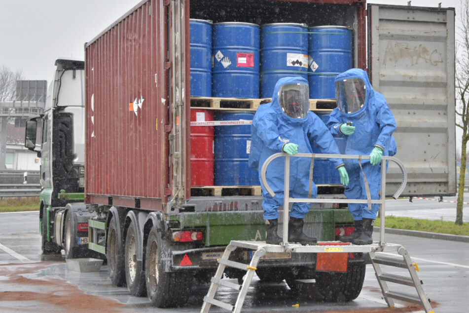 Die Flüssigkeit hat sich unter dem Lastwagen verteilt.