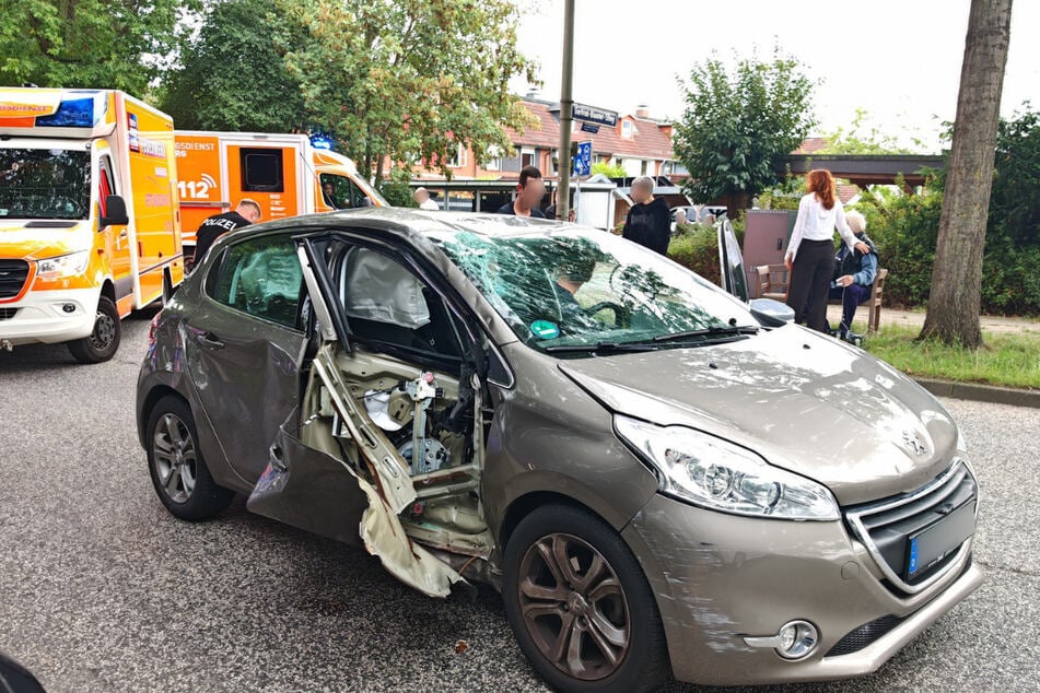 Das Motorrad schlug in die Beifahrerseite des Peugeots ein.