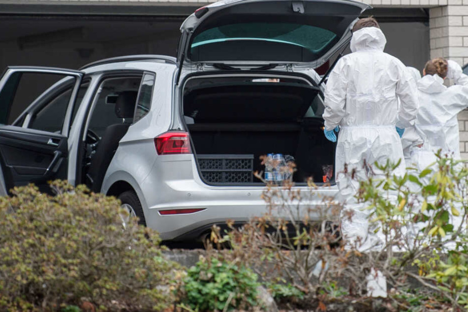 Das Foto zeigt Mitarbeiter der Spurensicherung vor der Garage, in welcher die Angeklagten sich wahrscheinlich umbringen wollten.