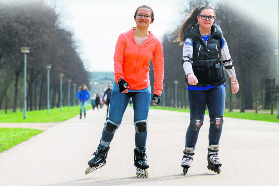 Lass rollen: Katharina (13) und Sophie (12) schnallen die Skater an.