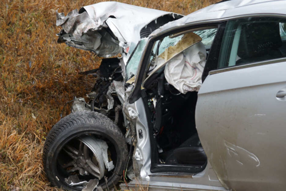 Das Auto wurde bei dem Unfall völlig eingedrückt.