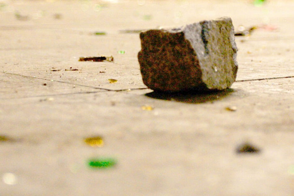 Ein 32-Jähriger hat einen 78 Jahre alten Mann mit einem Pflasterstein attackiert (Symbolbild).