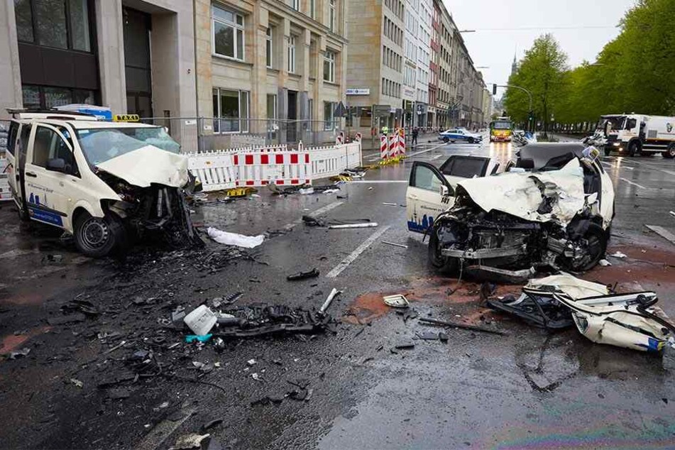 Die Wracks, von zwei komplett zerstörten Taxis am Ballindamm in Hamburg.