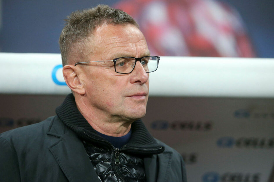 RB Leipzigs Trainer Ralf Rangnick (60) will im Bundesligaspiel am Samstag in Stuttgart keine Rücksicht auf die schwere Situation seines Gegenübers nehmen.
