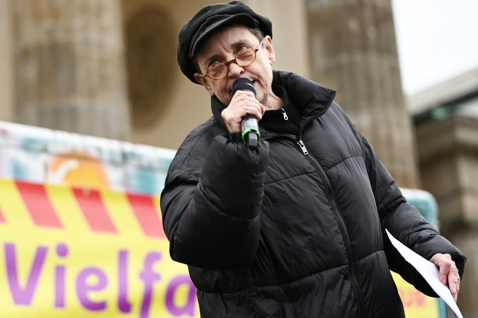 Auch Schauspielerin Katharina Thalbach (70) sprach auf der Demo vor dem Brandenburger Tor.