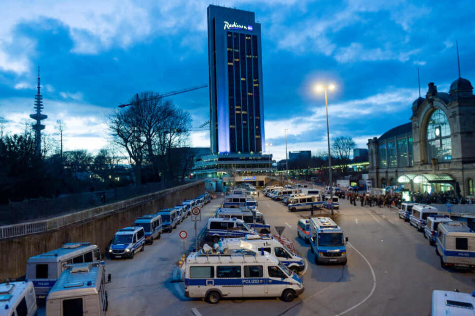 Linke Gruppen sollen zur Blockade des Dammtor-Bahnhofs aufgerufen haben (Archivbild).