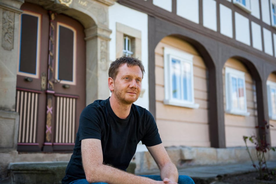 Ministerpräsident Michael Kretschmer (42, CDU) vor seinem Haus in Waltersdorf bei Zittau.
