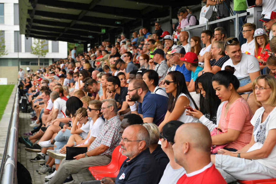 An die 1000 Zuschauer waren zum Trainingsauftakt an den Cottaweg gekommen.