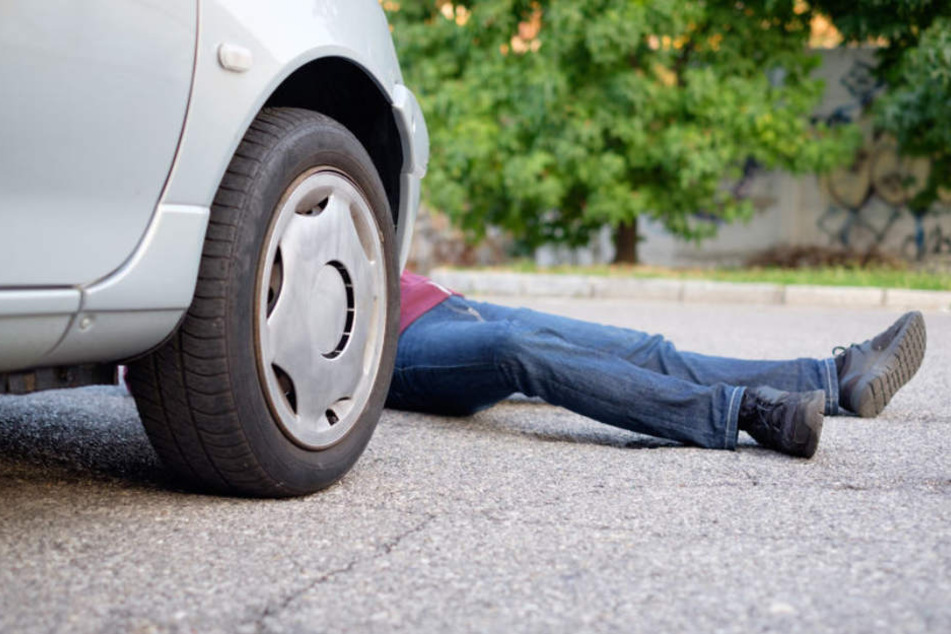 Der Rentner erlag sofort seinen Verletzungen, nachdem das Auto ihn überfahren hatte. (Symbolbild)