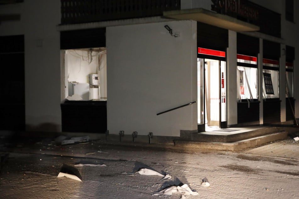 Das Bankgebäude, in dem der Geldautomat stand, wurde erheblich beschädigt.