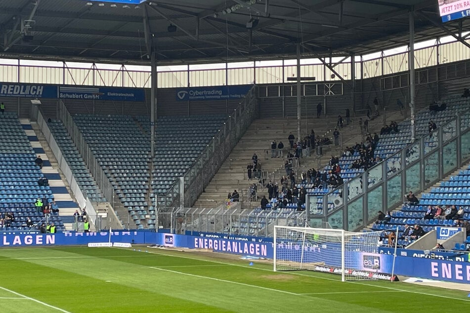 Ungewohntes Bild 40 Minuten vor Anpfiff: der Gästeblock ist nahezu leer.
