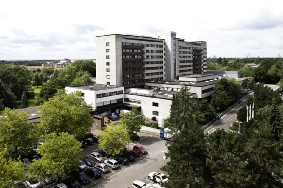 Sollten die jungen Patientinnen und Patienten verlegt werden müssen, stünde das Krankenhaus in Köln-Holweide bereit.