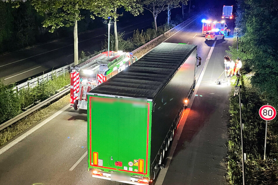 Einsatzkräfte stehen an der Unfallstelle auf dem Frankenschnellweg in Nürnberg.