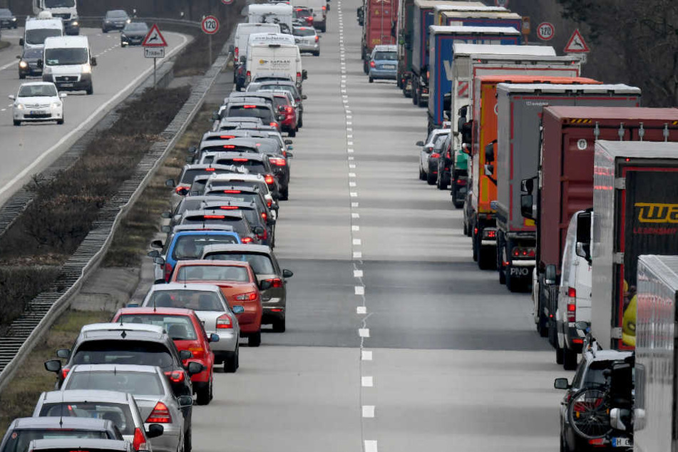 So frei sehen Rettungsgassen in den seltensten Fällen aus.