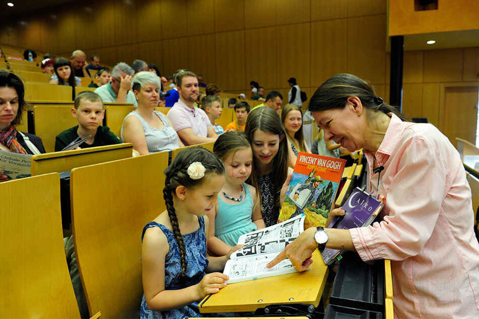 Kinder-Uni in Chemnitz: Professorin Cecile Sandten mit Denise (7), Claudia (5) und Saskia (13) in einer Comic-Vorlesung.