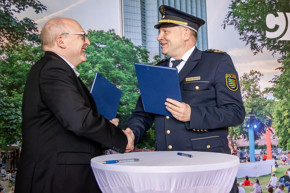 OB Sven Schulze (52, SPD) und Polizeipräsident Carsten Kaempf (54) wollten den neuen Sicherheitspunkt am Kaufhof-Gebäude im Mai eröffnen.