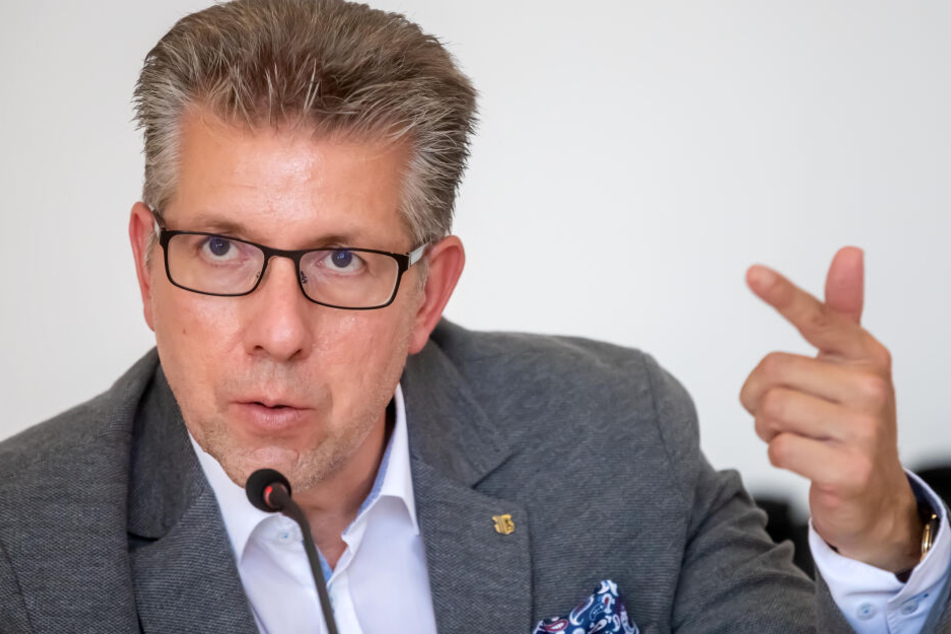 Bürgermeister Ralph Burghart (49, CDU) äußerte sich erstmals zum Thema "Schandfleck-Villa". Seit Jahren wird um die Zukunft des ehemaligen Kontorhauses der Firma Richard Graßmann gestritten.