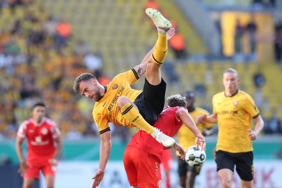 Auch wenn es schmerzt: Lars Bünning (27, v.) ging auch gegen Mainz dorthin, wo es gemeinhin wehtut. Diesmal stand bis auf wenige Ausnahmen seine Abwehr.