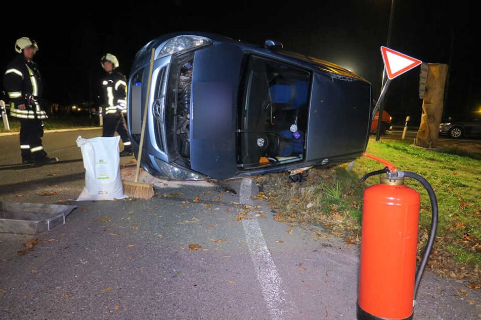 Hyundai überschlägt sich und bleibt auf Seite liegen: Fahrer verletzt