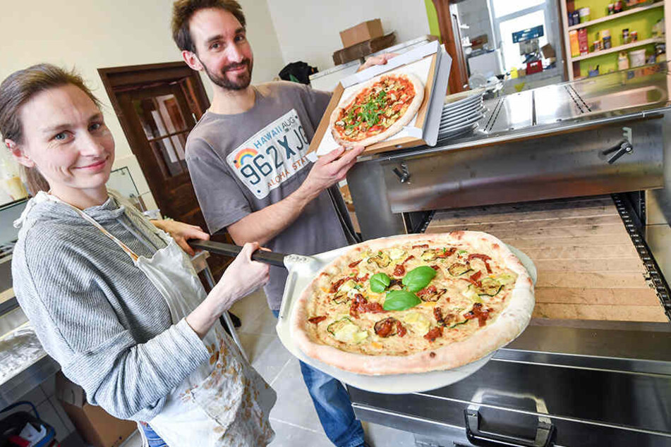 Evelina Ziehut (37) und David Bauch (31) haben den ersten veganen Pizzabringdienst in Chemnitz eröffnet.
